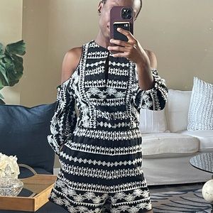 Rachel Zoe Tory Romper. Size 2. Model 4”7” Height. Bust 31.5”/ Waist 25.5”/Hip33